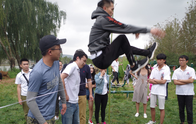 四個(gè)小隊(duì)依次完成跨越橫線，每個(gè)小伙伴臉上洋溢著愉悅的笑容！此時(shí)此刻結(jié)果如何并不重要，重要的是在游戲中我們收獲了親密無(wú)間的高度默契和隊(duì)友間無(wú)條件的信任！